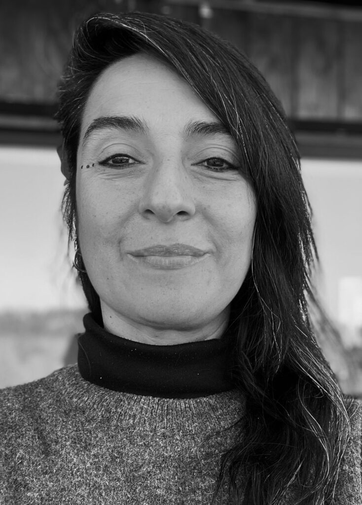 Retrato en blanco y negro de Viviana Corvalán Armijo, fundadora de la Fundación Lóbulo Temporal